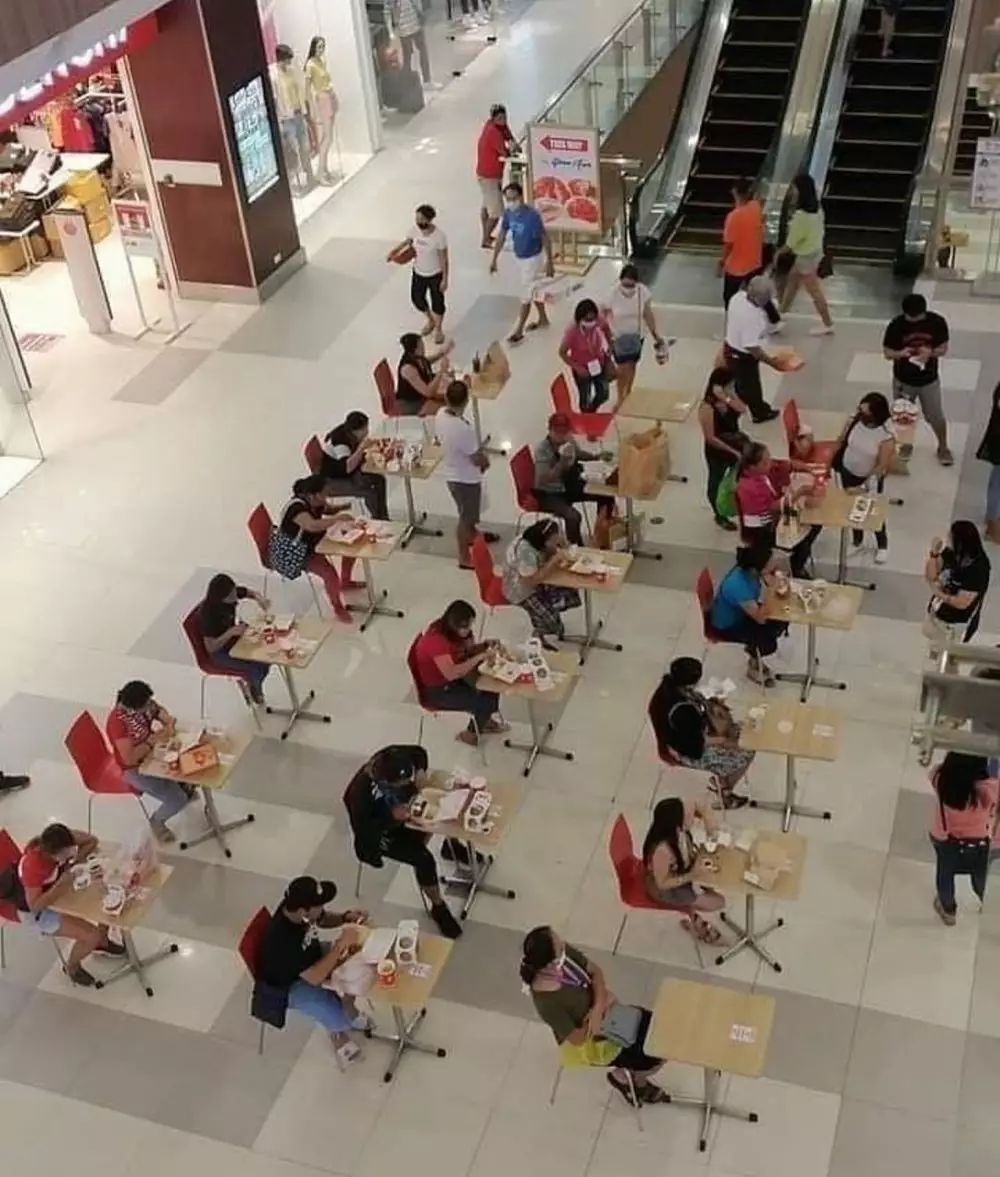 jaga jarak di tempat makan © 2021 berbagai sumber