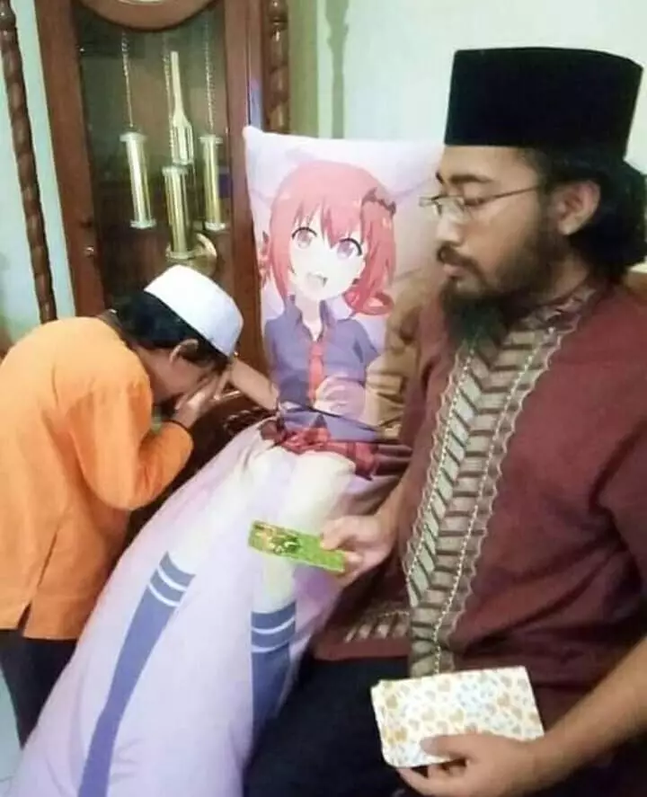 tingkah absurd penggemar anime © 2021 berbagai sumber