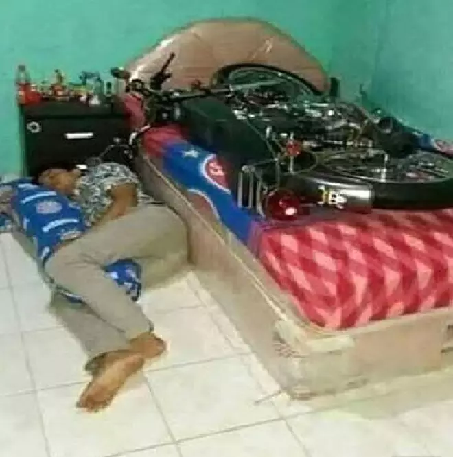 orang tidur dengan benda kesayangan © 2021 brilio.net orang tidur dengan benda kesayangan © 2021 brilio.net