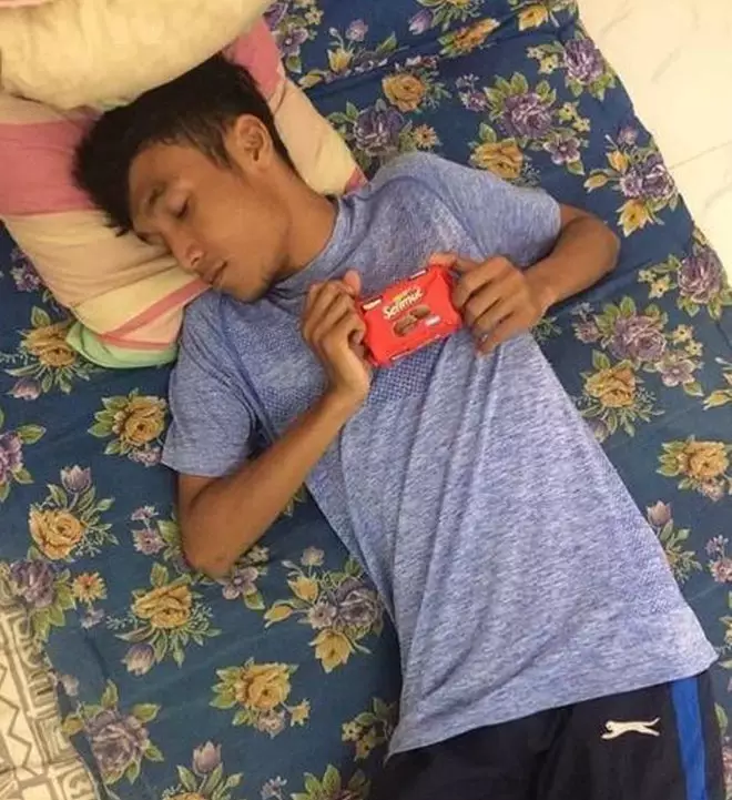 orang tidur dengan benda kesayangan © 2021 brilio.net orang tidur dengan benda kesayangan © 2021 brilio.net