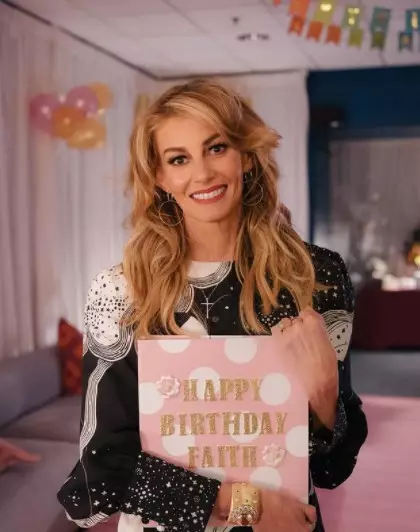 Potret penyanyi wanita Hollywood di usia 50-an dari berbagai sumber