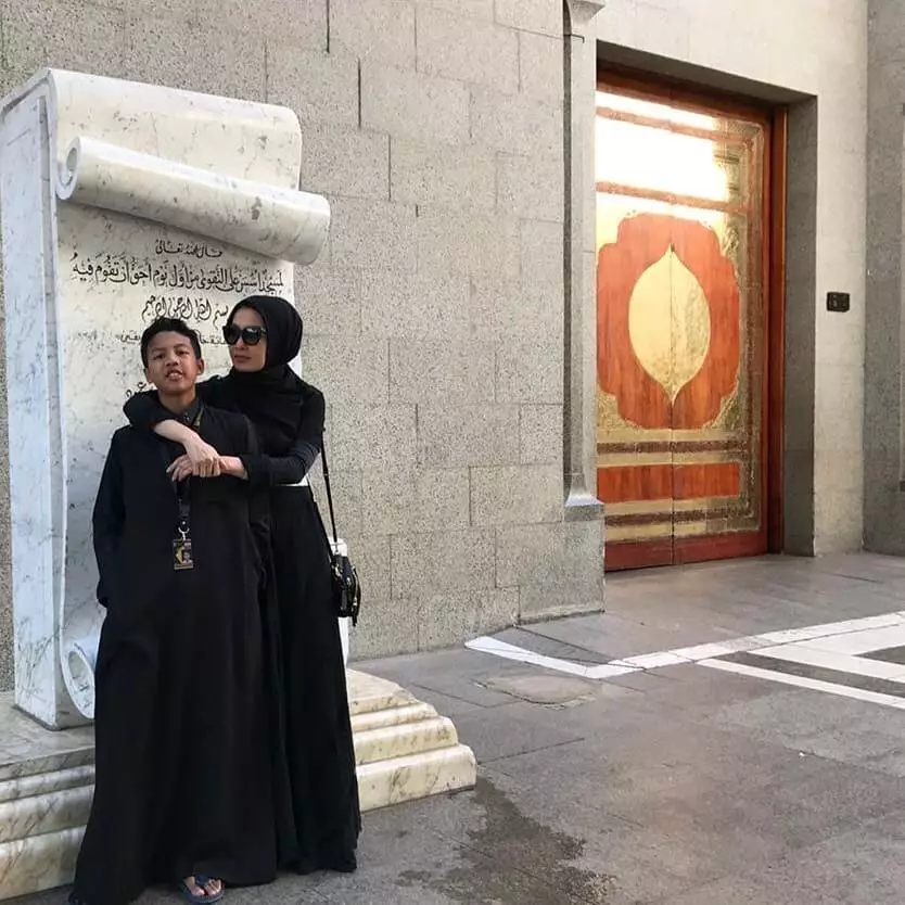 Seleb sekolahkan anak ke pesantren © 2021 brilio.net Seleb sekolahkan anak ke pesantren © 2021 brilio.net