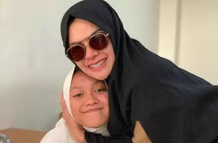 Seleb sekolahkan anak ke pesantren © 2021 brilio.net Seleb sekolahkan anak ke pesantren © 2021 brilio.net