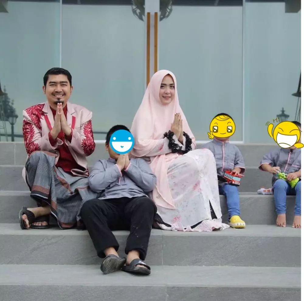 Seleb sekolahkan anak ke pesantren berbagai sumber Seleb sekolahkan anak ke pesantren berbagai sumber