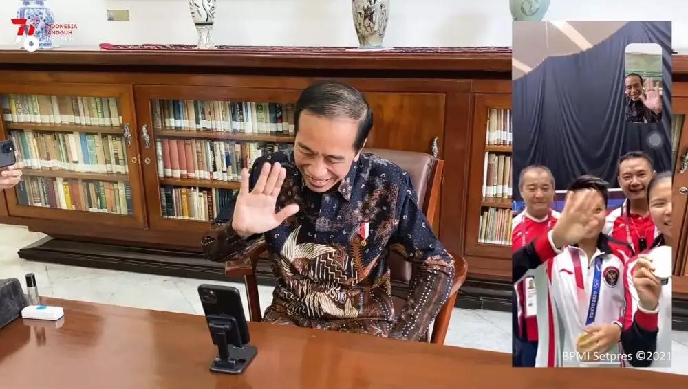 Jokowi video call Greysia dan Apriyani © 2021 brilio.net Jokowi video call Greysia dan Apriyani © 2021 brilio.net