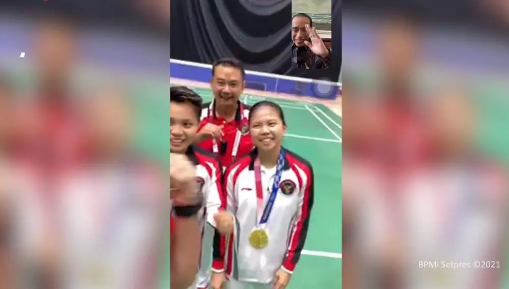 Jokowi video call Greysia dan Apriyani © 2021 brilio.net Jokowi video call Greysia dan Apriyani © 2021 brilio.net