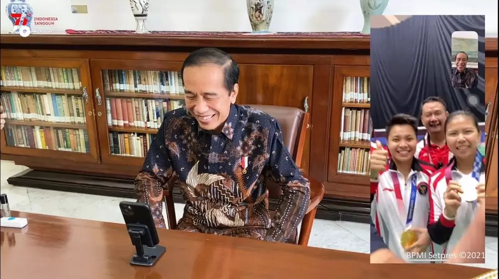 Jokowi video call Greysia dan Apriyani © 2021 brilio.net Jokowi video call Greysia dan Apriyani © 2021 brilio.net