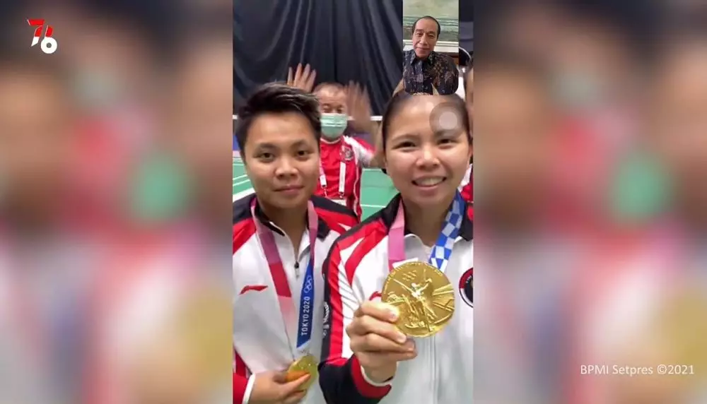 Jokowi video call Greysia dan Apriyani © 2021 brilio.net Jokowi video call Greysia dan Apriyani © 2021 brilio.net