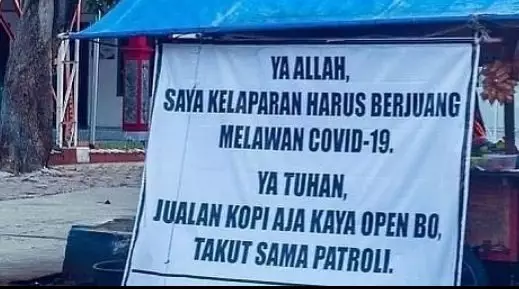 Tulisan spanduk jadi sorotan © Instagram/@camerapenjurunews Tulisan spanduk jadi sorotan © Instagram/@camerapenjurunews