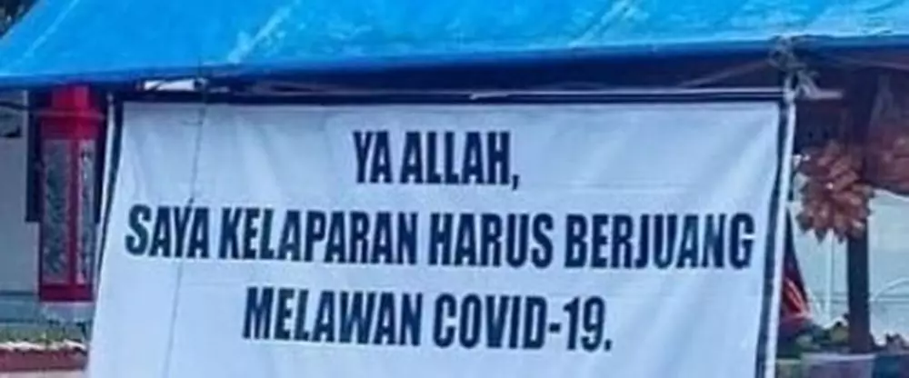 Tulisan spanduk jadi sorotan © Instagram/@camerapenjurunews Tulisan spanduk jadi sorotan © Instagram/@camerapenjurunews