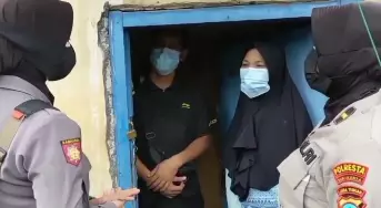 Cerita pria tukar sepatu buat beli susu anak © Instagram/@divisihumaspolri