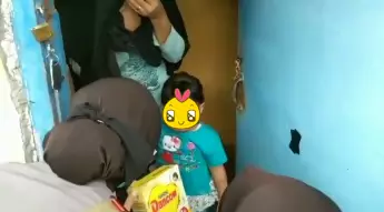 Cerita pria tukar sepatu buat beli susu anak © Instagram/@divisihumaspolri