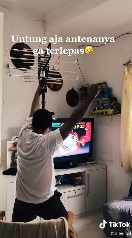 Bapak ini nonton Greysia/Apri bawa antena © TikTok Bapak ini nonton Greysia/Apri bawa antena © TikTok