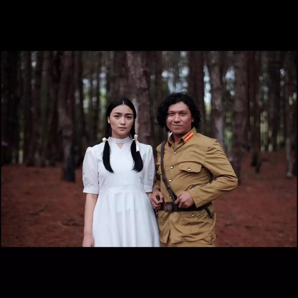 momen manis gading marten dan pasangan di film © berbagai sumber momen manis gading marten dan pasangan di film © berbagai sumber