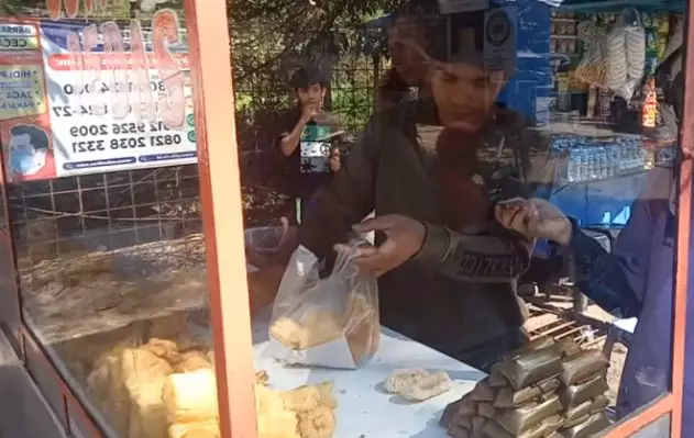 Kisah sukses penjual gorengan © YouTube/Kawan Dapur Kisah sukses penjual gorengan © YouTube/Kawan Dapur