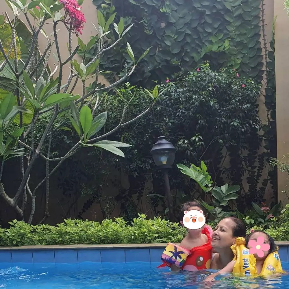 Penyanyi olahraga bareng anak © 2021 brilio.net