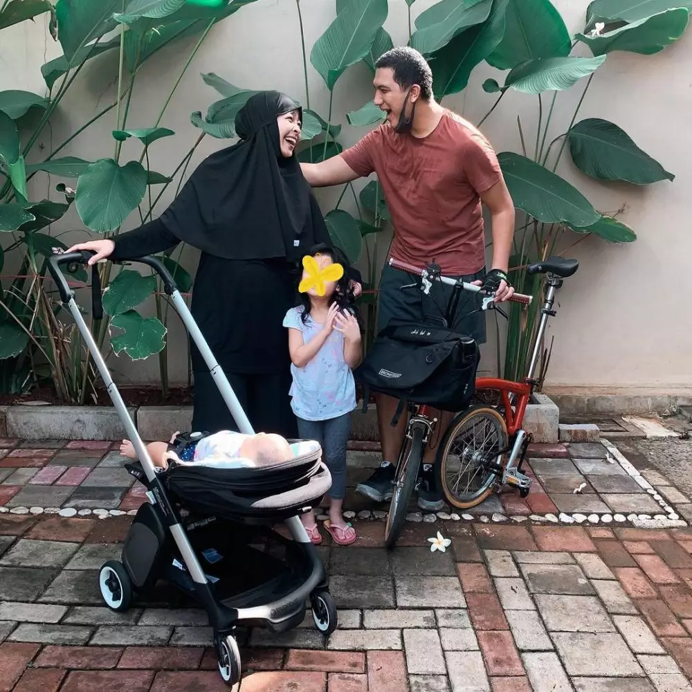 Penyanyi olahraga bareng anak © 2021 brilio.net