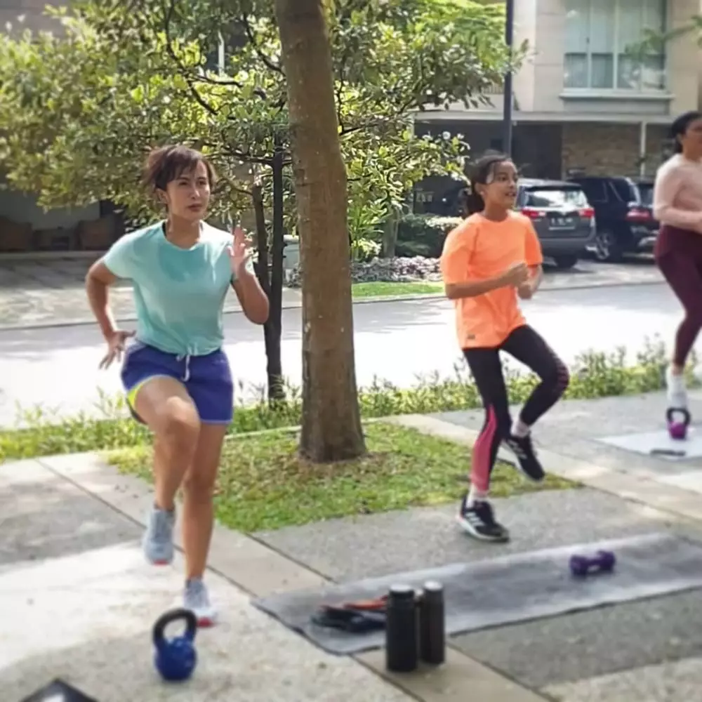 Penyanyi olahraga bareng anak © 2021 brilio.net