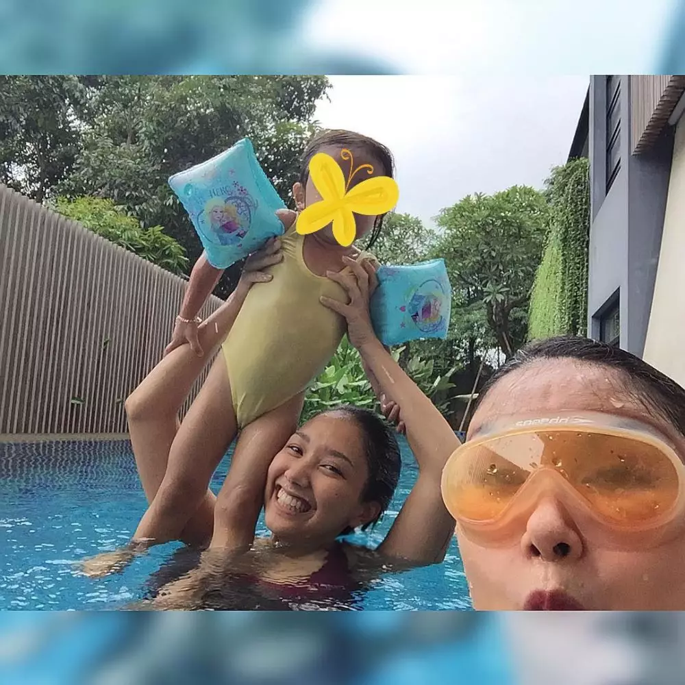 Penyanyi olahraga bareng anak © 2021 brilio.net