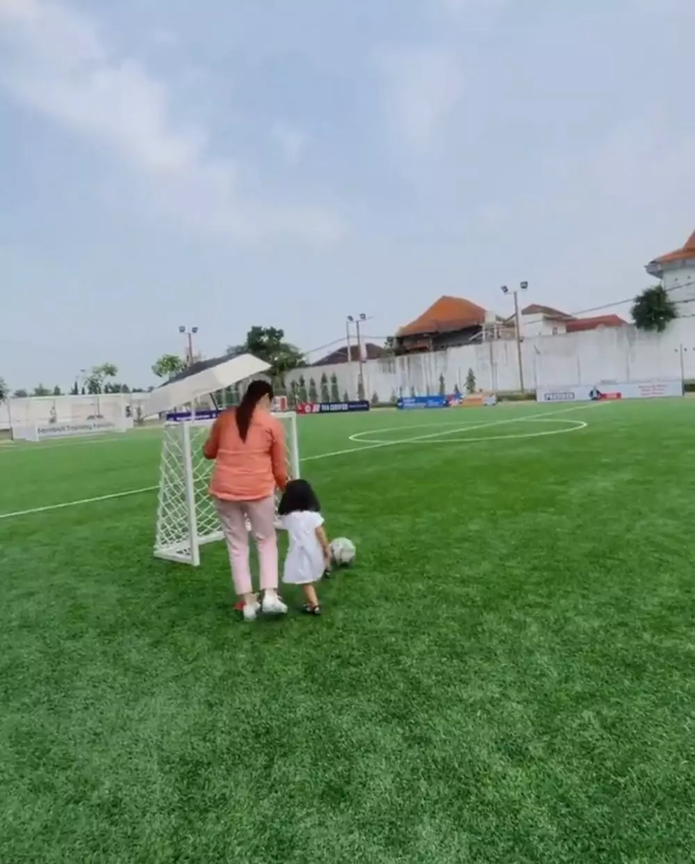 Penyanyi olahraga bareng anak © 2021 brilio.net