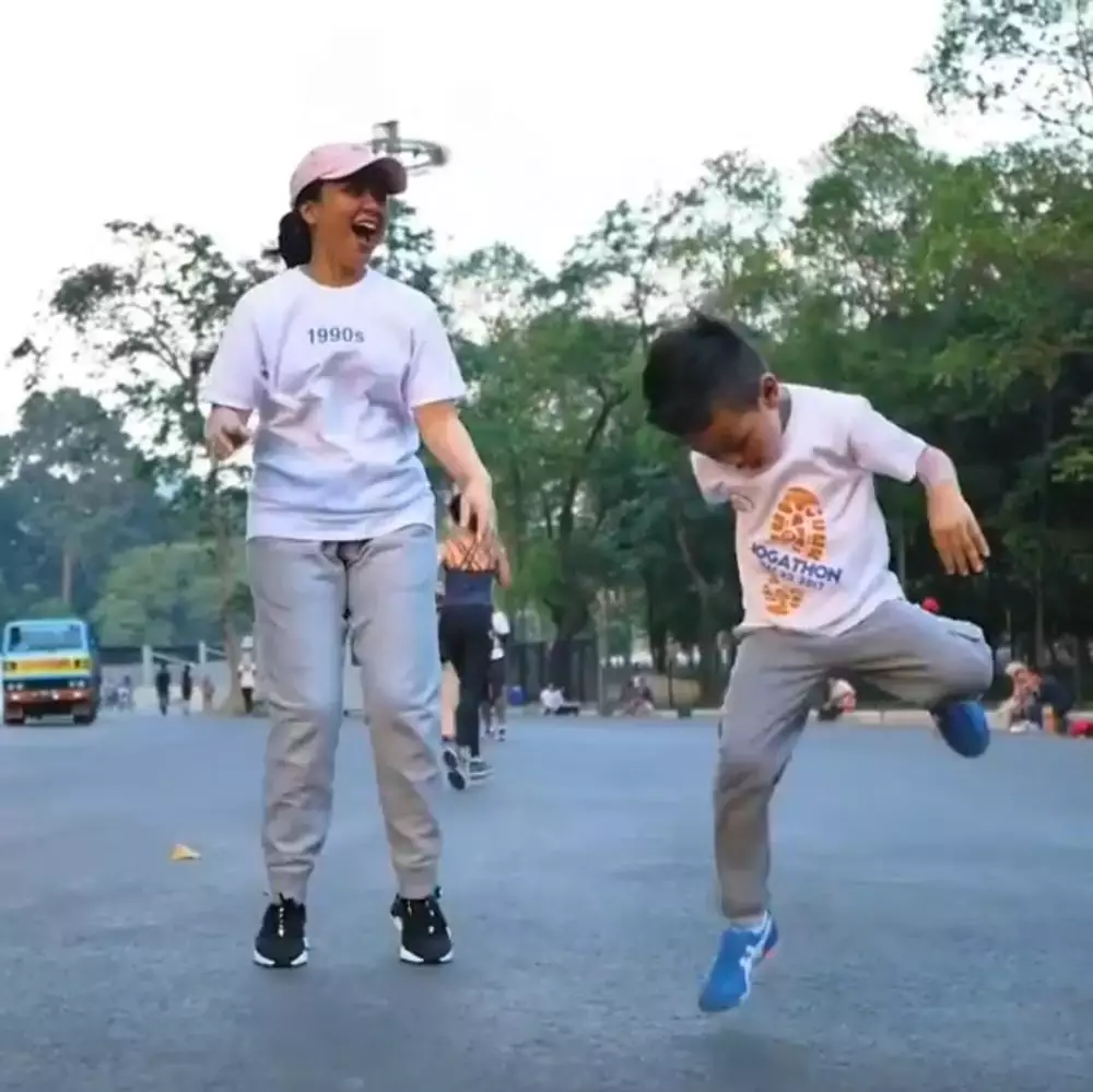 Penyanyi olahraga bareng anak © 2021 brilio.net