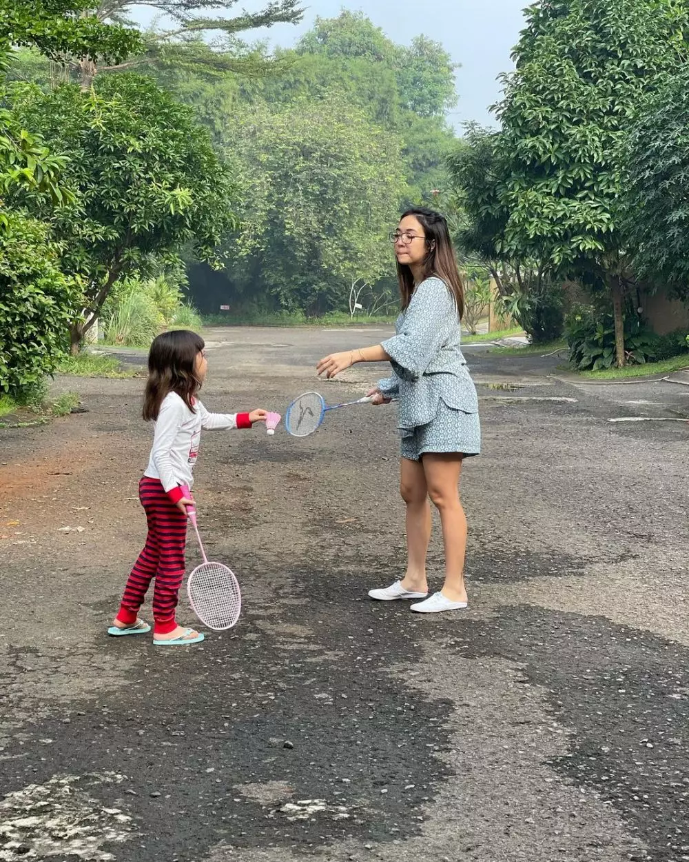 Penyanyi olahraga bareng anak © 2021 brilio.net