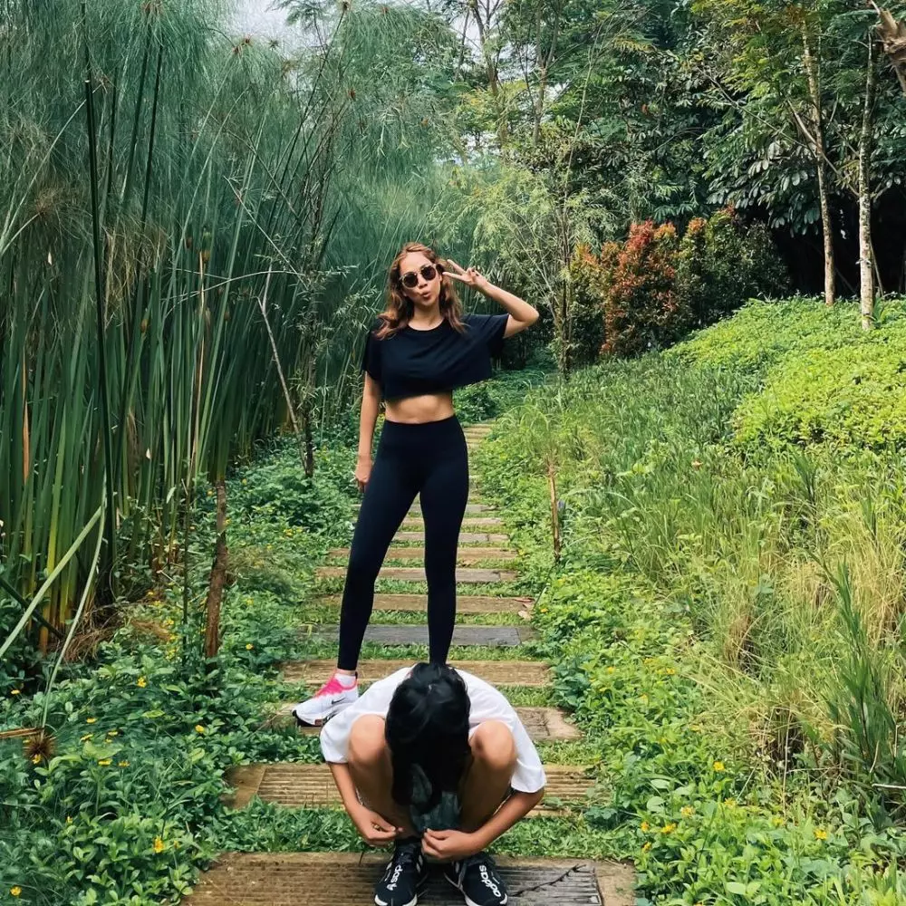 Penyanyi olahraga bareng anak © 2021 brilio.net