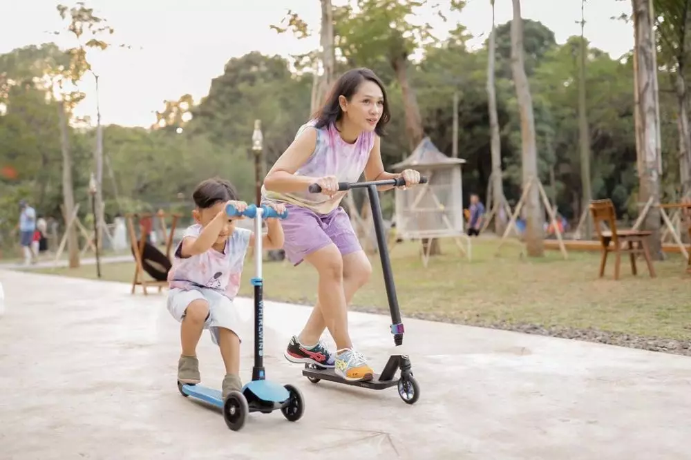 Penyanyi olahraga bareng anak © 2021 brilio.net