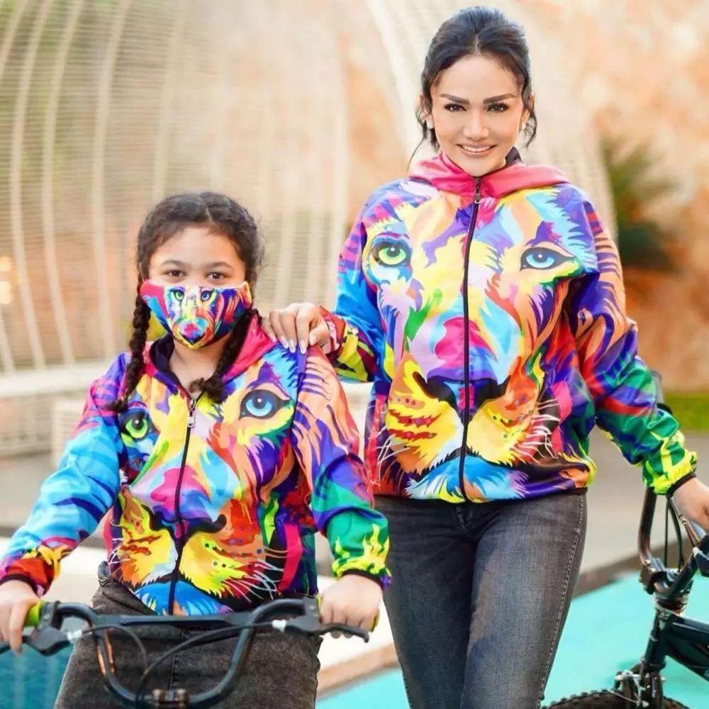 Penyanyi olahraga bareng anak © 2021 brilio.net