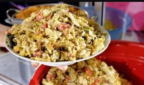 Pria asal Kalimantan beli nasgor di Malang © berbagai sumber Pria asal Kalimantan beli nasgor di Malang © berbagai sumber