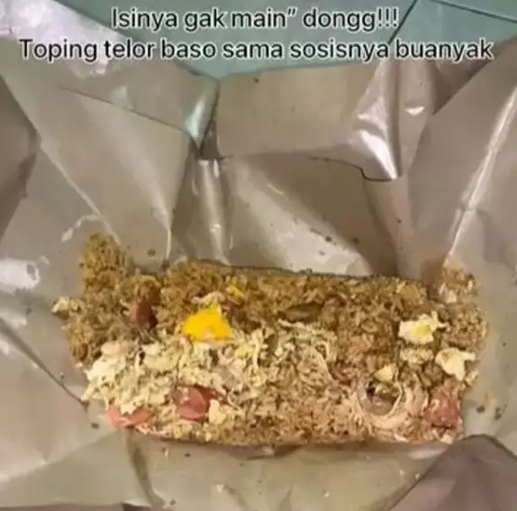 Pria asal Kalimantan beli nasgor di Malang © berbagai sumber Pria asal Kalimantan beli nasgor di Malang © berbagai sumber