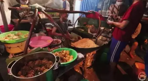 Pria asal Kalimantan beli nasgor di Malang © berbagai sumber Pria asal Kalimantan beli nasgor di Malang © berbagai sumber