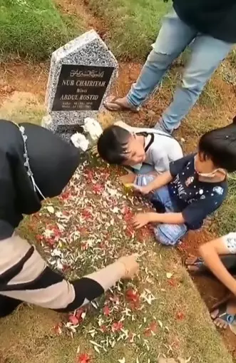 Kisah dua balita tempelkan telinga di atas makam © Instagram/@trending_youtube_