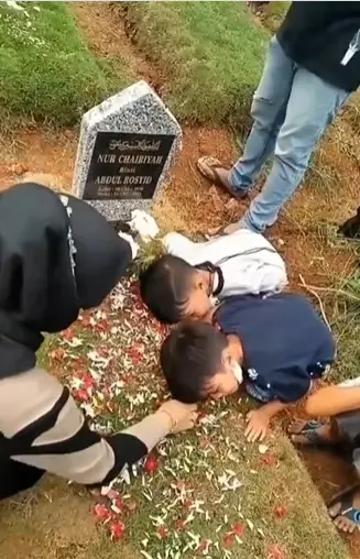 Kisah dua balita tempelkan telinga di atas makam © Instagram/@trending_youtube_