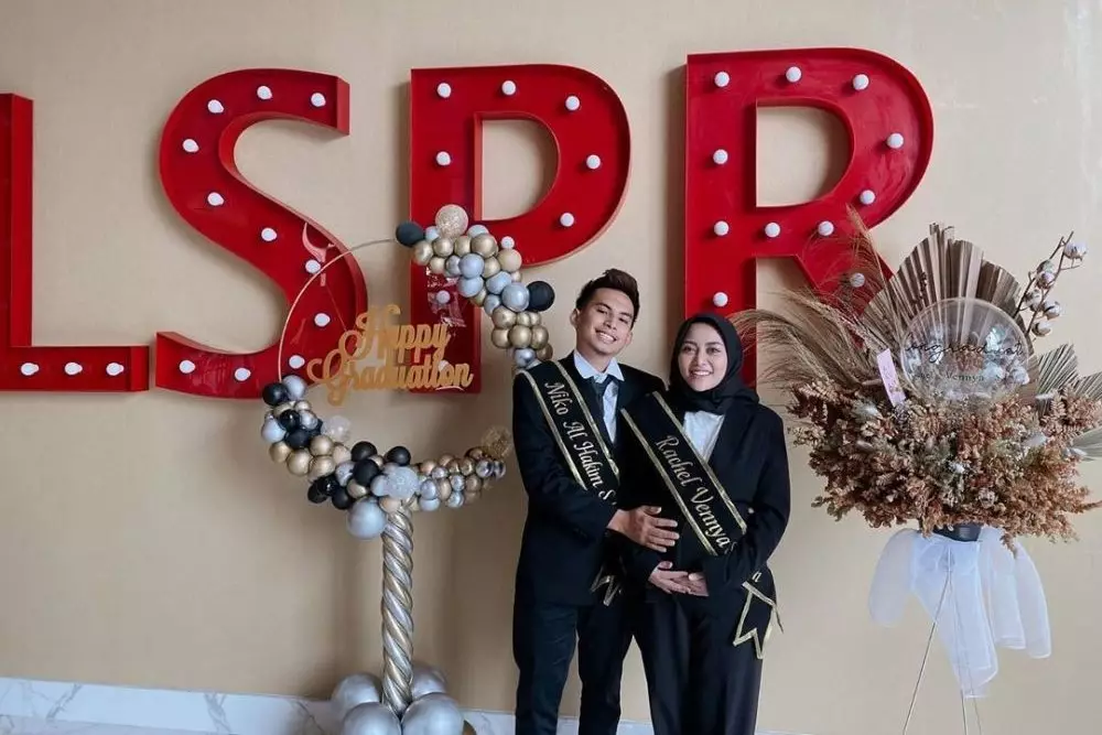 kisah seleb lulus kuliah usai menikah © berbagai sumber