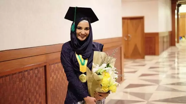 kisah seleb lulus kuliah usai menikah © berbagai sumber