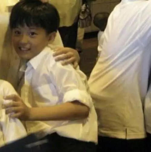 Potret masa kecil Mark Lee member boyband NCT dari berbagai sumber