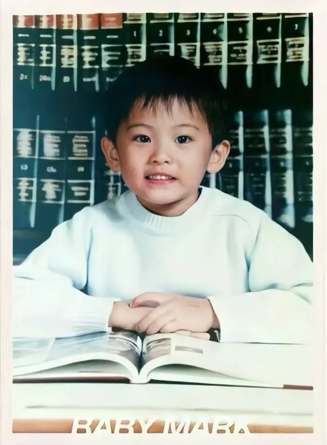 Potret masa kecil Mark Lee member boyband NCT dari berbagai sumber