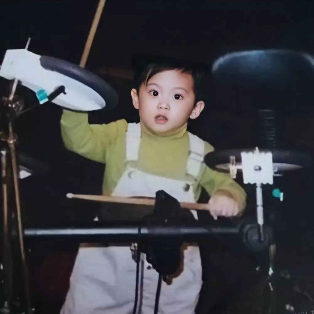 Potret masa kecil Mark Lee member boyband NCT dari berbagai sumber