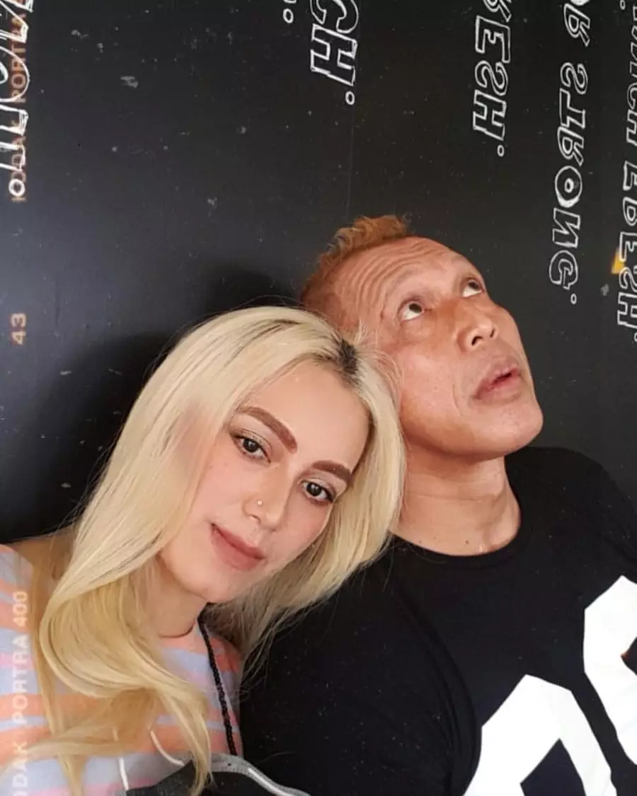 kebersamaan bang tigor dan istri © instagram