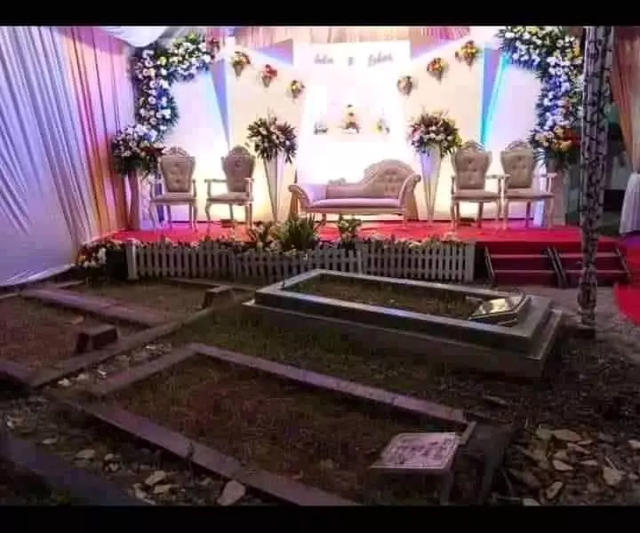 Pelaminan ini tak biasa depan makam Twitter Pelaminan ini tak biasa depan makam Twitter