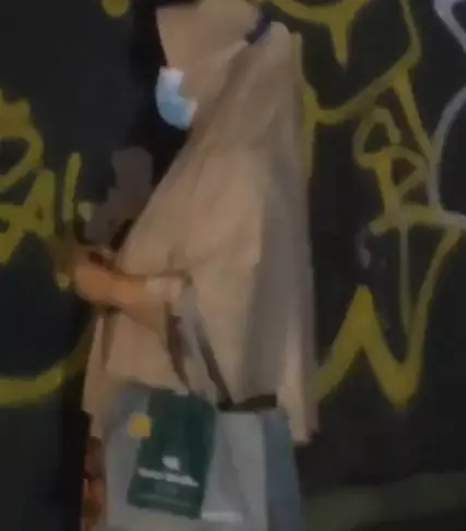 Aksi viral emak-emak bersihkan tembok dari vandalisme © Instagram/@merekamjakarta