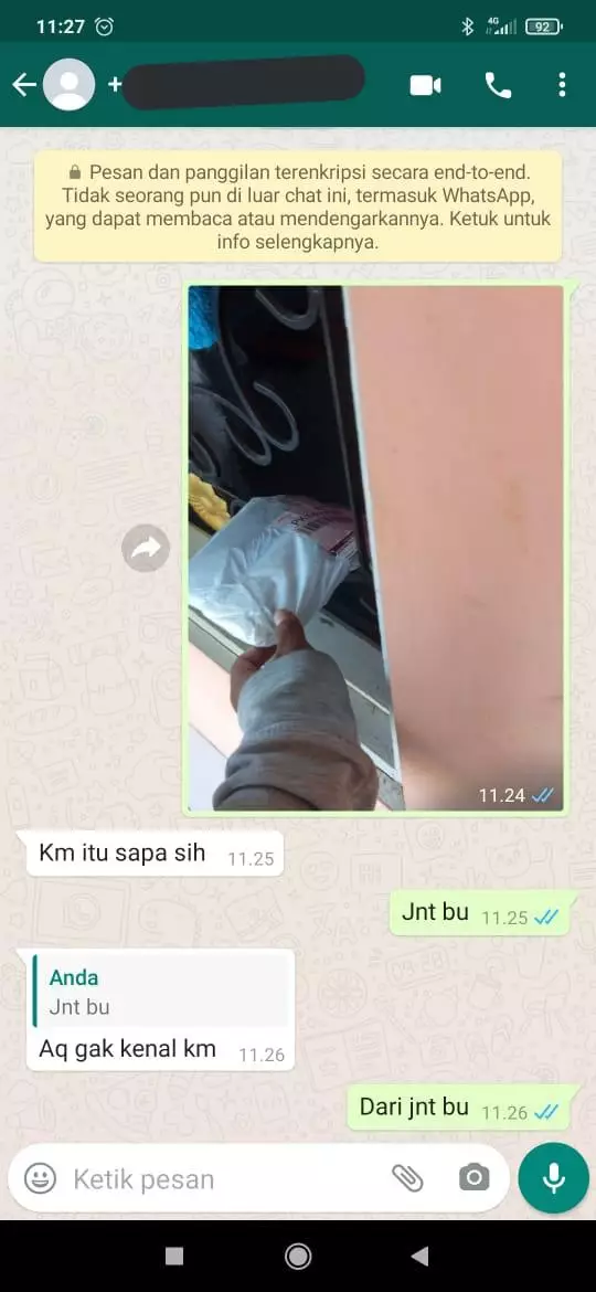 penerima paket salah paham © Twitter