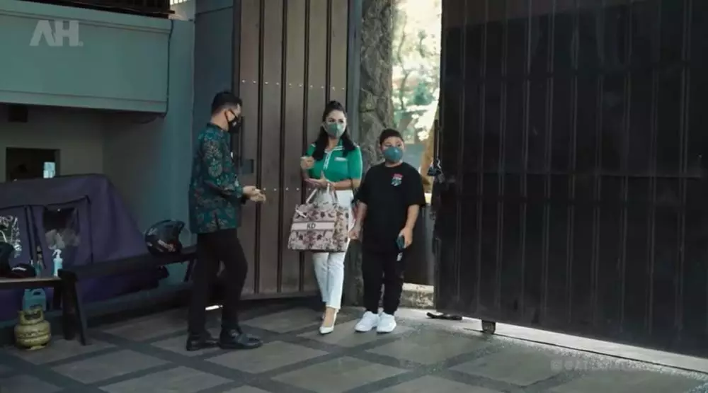 KD dan Kellen ke rumah Aurel © YouTube