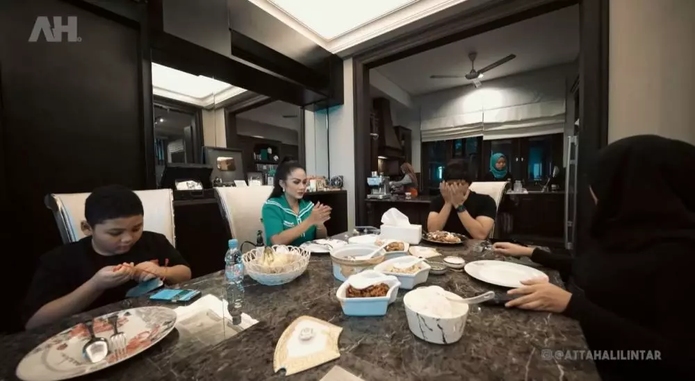 KD dan Kellen ke rumah Aurel © YouTube