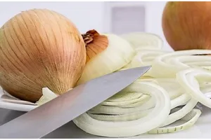 9 Cara ampuh memotong bawang bombay tanpa bikin mata menangis
