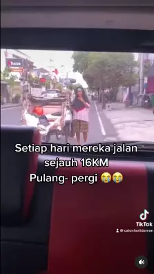 Kisah kakek nenek dorong becak cari botol bekas © TikTok/@calonitsriidaman Kisah kakek nenek dorong becak cari botol bekas © TikTok/@calonitsriidaman
