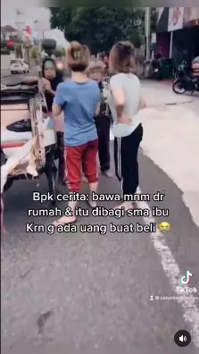Kisah kakek nenek dorong becak cari botol bekas © TikTok/@calonitsriidaman Kisah kakek nenek dorong becak cari botol bekas © TikTok/@calonitsriidaman