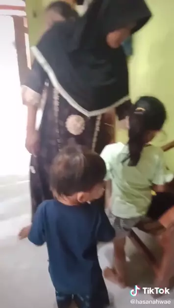 Viral makam di dalam rumah © TikTok/@hasanahwae Viral makam di dalam rumah © TikTok/@hasanahwae