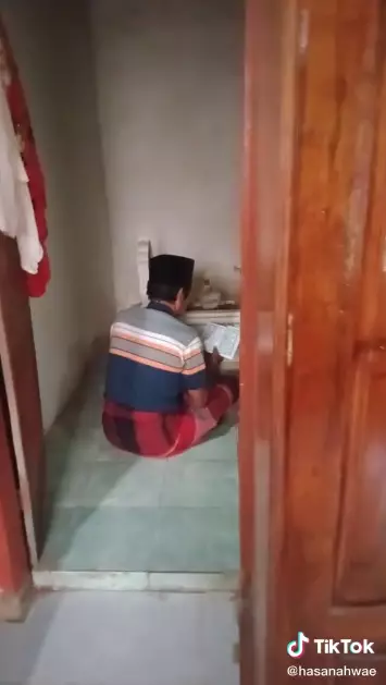 Viral makam di dalam rumah © TikTok/@hasanahwae Viral makam di dalam rumah © TikTok/@hasanahwae